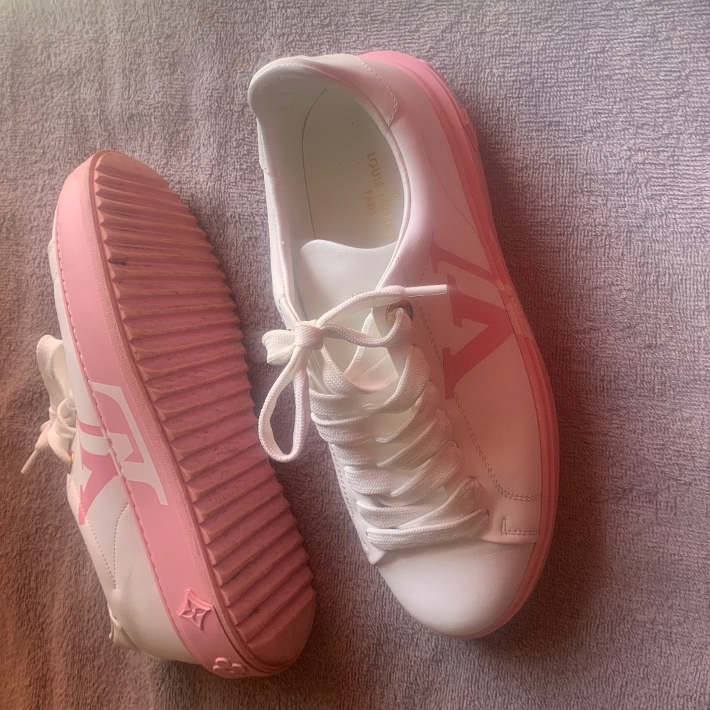 Louie V white/pink leather logo time out